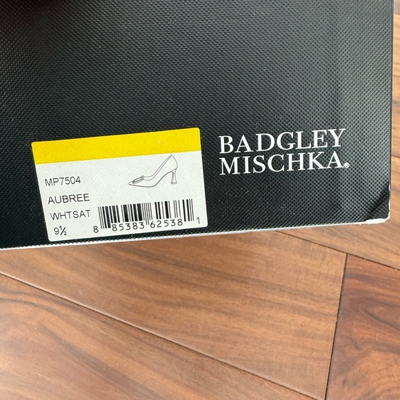 Badgley Mischka Aubree Pointed Toe Stiletto Pumps With Crystal Buckle Size 9.5 - Picture 5 of 9